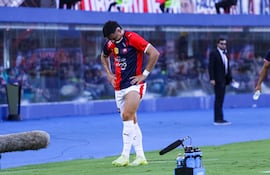 El lateral izquierdo de Cerro Porteño, Blas Miguel Riveros Galeano (28 años) se retira del campo de forma prematura tras resentir la lesión que arrastraba y que le impidió seguir el partido ante Olimpia.