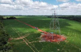 Montaje de la primera torre de la LT 500 kV Yguazú - Itaipú.
