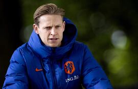 Zeist (Netherlands), 09/06/2024.- Netherlands' national soccer team player Frenkie de Jong arrives to a training session of the Dutch team at KNVB Campus in Zeist, the Netherlands, 09 June 2024. The team faces Iceland in an international soccer friendly on 10 June. (Futbol, Amistoso, Islandia, Países Bajos; Holanda) EFE/EPA/KOEN VAN WEEL