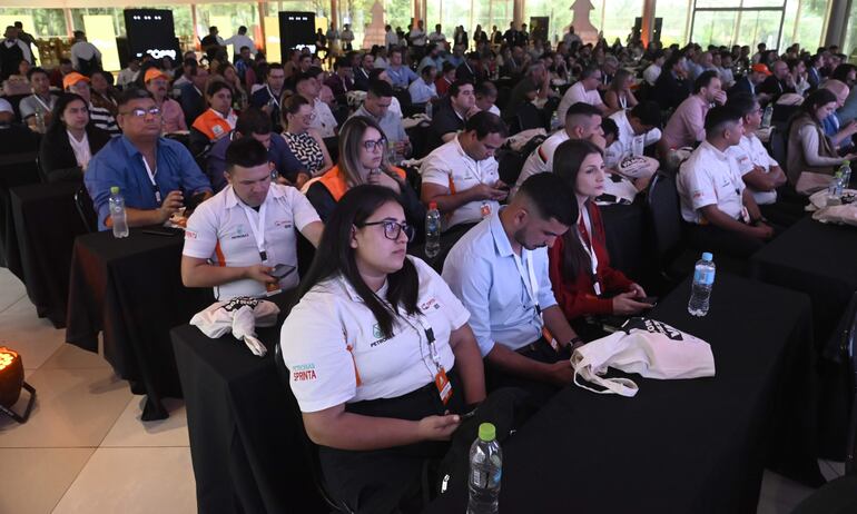 Operadores de estaciones de servicios de Copetrol participaron de una jornada de capacitación de la empresa.