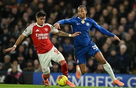 El defensa ecuatoriano del Arsenal, Piero Hincapié (izq.), disputa el balón con el delantero brasileño del Chelsea, Joao Pedro (dcha.), durante el partido de fútbol de la Premier League inglesa entre el Chelsea y el Arsenal en Stamford Bridge en Londres.