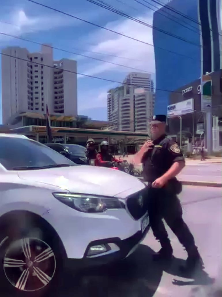 El subcomisario Félix Ciancio trata de detener la camioneta de la médica Gloria María Chávez Leal.