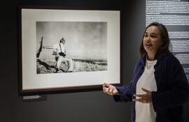 Fotografía de archivo fechada en Valencia el 31 de marzo de 2023 de la presidenta de la agencia Magnum Photos, Cristina de Middel, junto a la mítica foto "Muerte de un miliciano" de Robert Capa. La agencia internacional Magnum Photos, fundada en 1947 por los padres de la fotografía documental, Robert Capa, Henri Cartier-Bresson, David Seymour y George Rodger, ha sido galardonada este miércoles con el Premio Princesa de Asturias de la Concordia 2024.