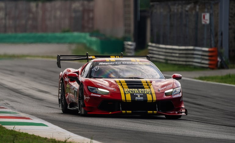 Óscar Bittar en acción, al mando del Ferrari 296 Challenge #4 del equipo Reparto Corse Ram.
