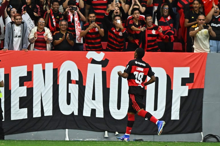 Lorran de Flamengo celebra un gol este viernes, en un partido amistoso entre Flamengo y Olimpia el estadio Mané Garrincha en Brasilia (Brasil).