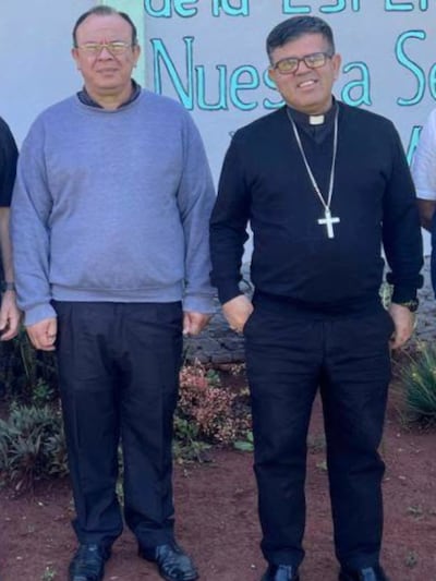 El sacerdote ahora detenido, Ismael Obregón Olmedo (izq.), y el obispo denunciante, Osmar López Benítez (der.).