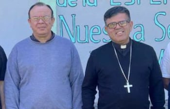 El sacerdote ahora detenido, Ismael Obregón Olmedo (izq.), y el obispo denunciante, Osmar López Benítez (der.).