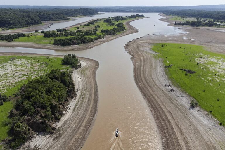 Fotografía aérea donde se observa una embarcación navegando por el lago Puraquequara en Manaos (Brasil). Manaos, la mayor ciudad de la Amazonía brasileña, atraviesa por segundo año consecutivo una sequía severa, reflejada en la constante disminución del caudal del río Negro y en la amenaza de los incendios que se multiplican en la región.