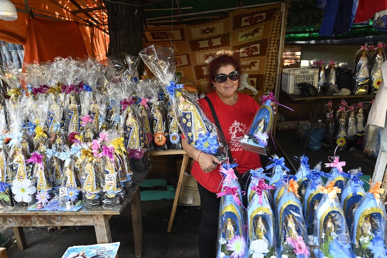 La imagen de la Virgen fue muy requerida por los devotos.