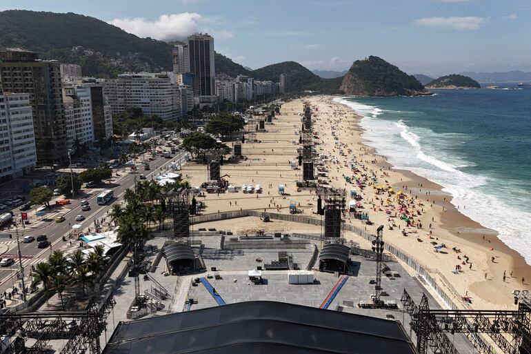 Vista aérea del escenario que fue montado en la playa de Copacabana para el show de Shakira.