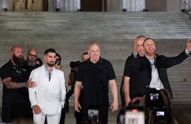 El hispano-georgiano Ilia Topuria (izquierda) protagonizará la pelea estelar en la Casa Blanca contra el el estadounidense Justin Gaethje. En el centro, el presidente de la Ultimate Fighting Championship (UFC), Dana White.