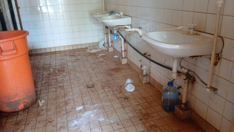 El sanitario que se encuentra en el sub suelo de la Hospital Nacional también está en pésimas condiciones.