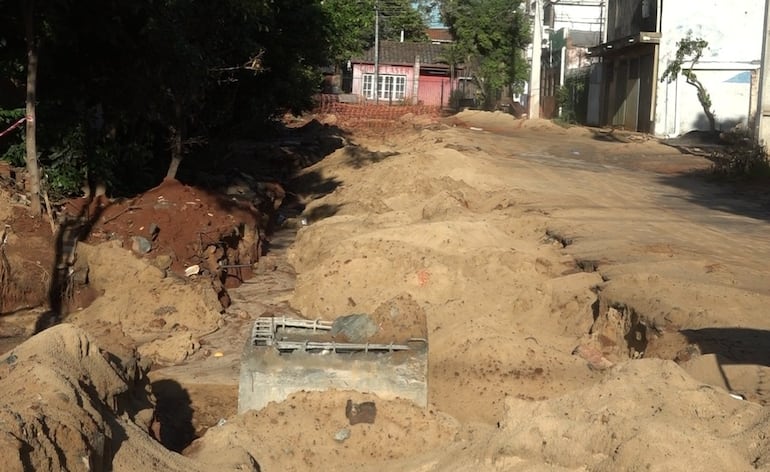 Nenecho no terminó las 4 obras que inició, de las 8 que prometió, con los bonos G8. Zanja abierta sobre Aztecas y Veteranos del 70.