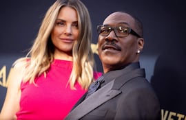 El actor estadounidense Eddie Murphy y su esposa, la actriz australiana Paige Butcher, llegando a la entrega del Premio AFI a la Trayectoria Profesional 2026 en el Dolby Theatre de Hollywood. (ETIENNE LAURENT / AFP)
