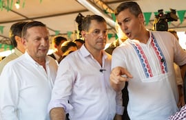 El extitular del Senave, Pastor Soria (i), el ministro de agricultura Carlos Giménez (c) y el presidente Santiago Peña.