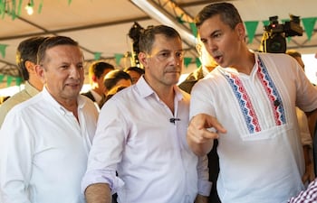 El extitular del Senave, Pastor Soria (i), el ministro de agricultura Carlos Giménez (c) y el presidente Santiago Peña.
