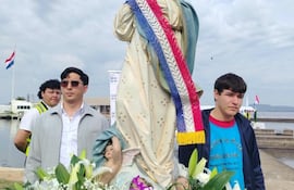 Fieles acompañaron la procesión de la imagen de Nuestra Señora de la Asunción en la Playa Rotonda de San Bernardino.