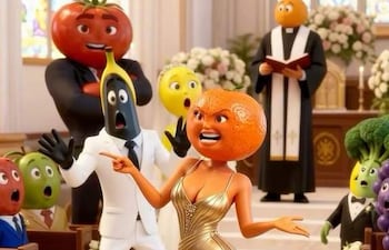 Una naranja enfadada señala a otros personajes en una boda entre las frutas.
