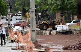 Raudales en la zona de obras del desagüe pluvial de Santo Domingo, son un peligro de muerte, denuncian vecinos.