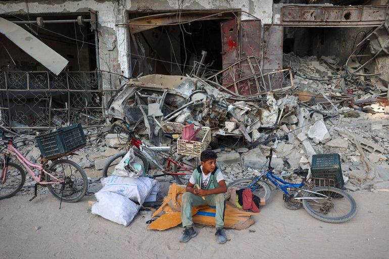 Un niño descansa junto a los escombros de un edificio destruido en Jan Yunis, Gaza, este jueves.
