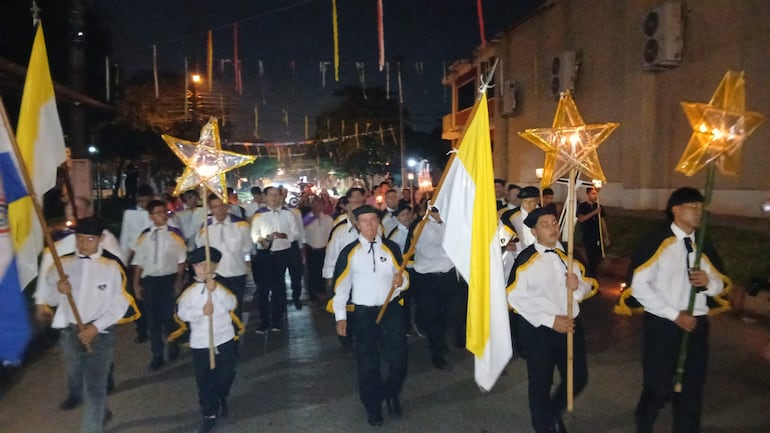 Los niños y jóvenes encabezan la procesión de ambos grupos de estacioneros.