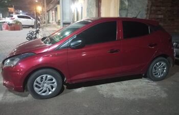 Automóvil hyundai HB20 rojo en la Comisaría 3ra de Luque. El dueño se hizo pasar por un comprador en Facebook y le tendió una celada a la persona que se lo había alquilado.