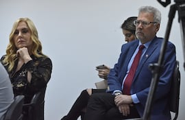 La periodista Mercedes "Menchi" Barriocanal acompañada de una de sus hijas y su marido Oscar Acosta, en la sala de juicios.