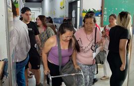 Pacientes deben esperar horas para ser atendidos en el Hospital Gebneral Barrio Obrero. Mientras tanto, un grupo de parlamentarios se pasea en Estados Unidos.