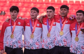 Eduardo Delmás (i), jugador de la selección de Paraguay Sub 20, celebra la conquista de la medalla de oro de los Juegos Odesur 2026 frente a Argentina en la Final del Fútbol masculino en el estadio Marcelo Bielsa, en Rosario, Argentina.