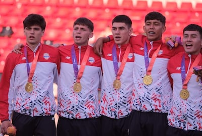 Eduardo Delmás (i), jugador de la selección de Paraguay Sub 20, celebra la conquista de la medalla de oro de los Juegos Odesur 2026 frente a Argentina en la Final del Fútbol masculino en el estadio Marcelo Bielsa, en Rosario, Argentina.
