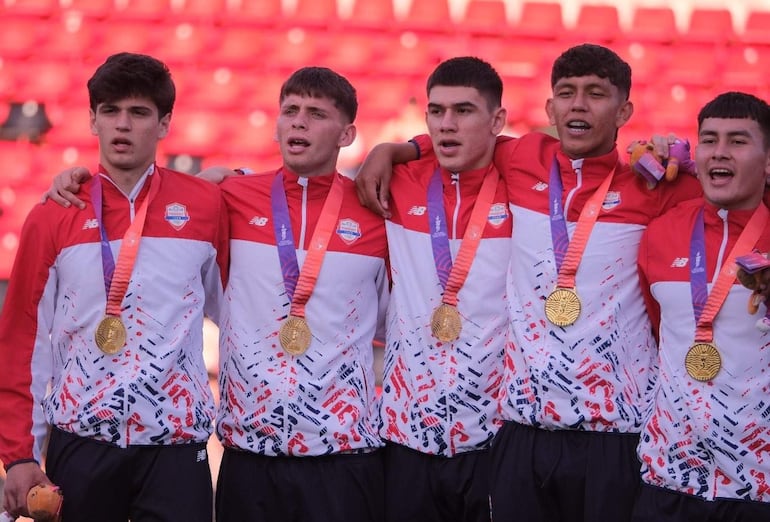 Eduardo Delmás (i), jugador de la selección de Paraguay Sub 20, celebra la conquista de la medalla de oro de los Juegos Odesur 2026 frente a Argentina en la Final del Fútbol masculino en el estadio Marcelo Bielsa, en Rosario, Argentina.