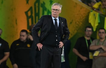 El director técnico italiano de Brasil, Carlo Ancelotti, observa durante el partido de fútbol amistoso internacional entre Brasil y Panamá en el estadio Maracaná en Río de Janeiro, Brasil.