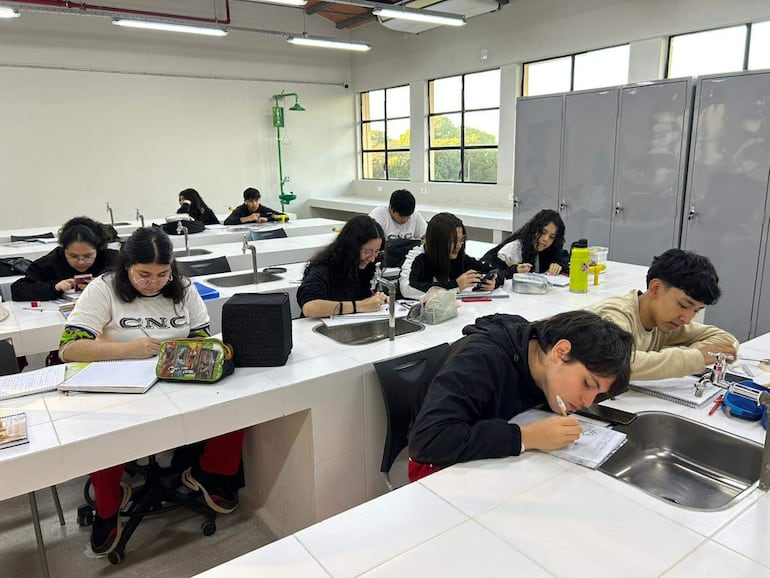 CNC: estudiantes de Diseño Gráfico dan clases en laboratorio por falta de aula