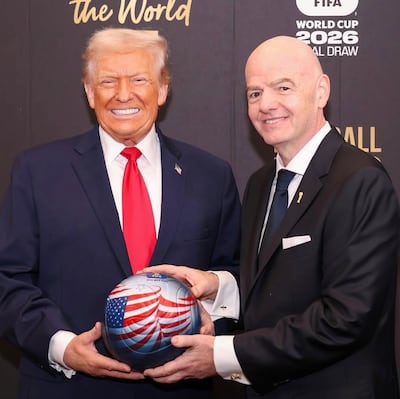 El presidente de la FIFA, Gianni Infantino, entregó una obra de la artista paraguaya Lili Cantero a Donald J. Trump, presidente de los Estados Unidos.
