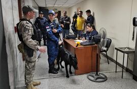 Agentes de las Fuerzas Especiales de la Policía junto al can Kiara verifican el tercer piso Torre Norte del Palacio de Justicia, ante una amenaza de bomba que se recibió a las 7:58 en la central telefónica
