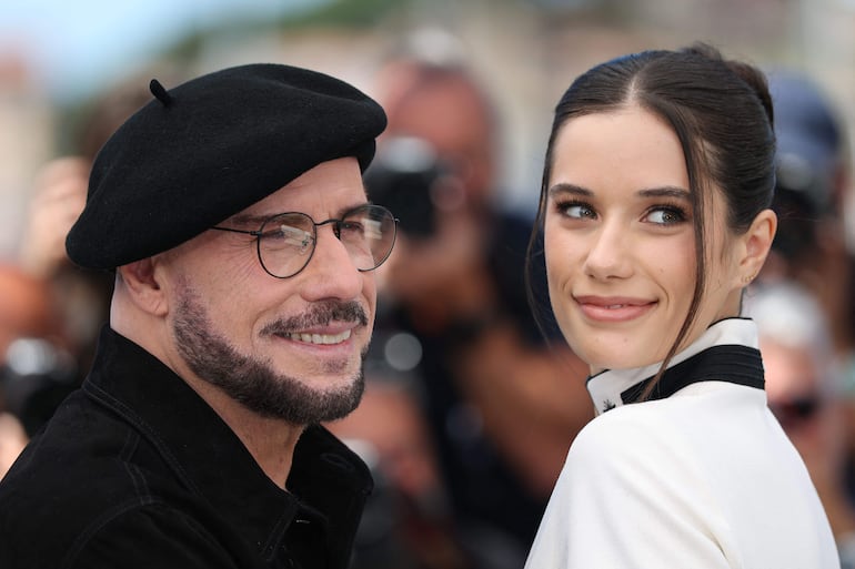 John Travolta y su hija, la actriz Ella Bleu Travolta.