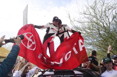Abrazo entre los ganadores de la edición 49 del Transchaco Rally, Alejando Galanti (d) y Marcelo Toyotoshi, tras recibir la bandera a cuadros en el último tramo de la competencia.