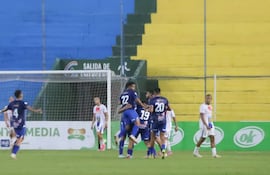 Los jugadores del Sportivo Carapeguá celebran el único tanto del partido.