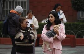 Personas permanecen fuera de sus hogares después de escuchar la alerta sísmica hoy. Un sismo de magnitud 5,8 con epicentro en Puebla, estado del centro de México, activó este jueves la alerta sísmica de Ciudad de México y sacudió diferentes zonas del país.