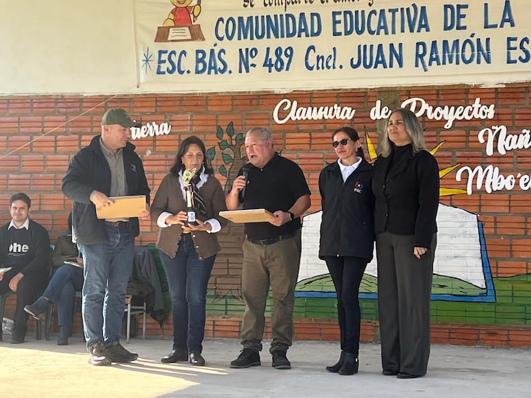 Daniel Vasconsellos, gerente general del Establecimiento Vanguardia; Lucha Abbate, directora del proyecto Ñemity Mbo'ehaópe; Prof. Roberto Penayo, Directora Águeda Zárate; Supervisora Rocío Benegas.