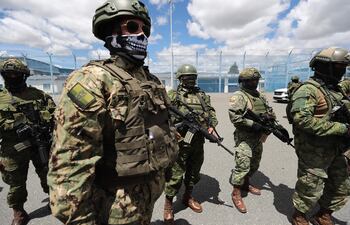 Militares recorren la cárcel de Cotopaxi en Ecuador en un operativo de control 