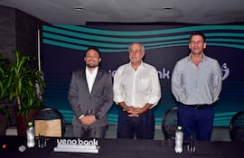 Juan Manuel Gustale, director de ueno bank, Eduardo Gross Brown, pdte. de AGC, y Diego Aguayo, vicepresidente de AGC.