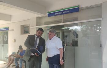 El defensor del Pueblo, Rafael Ávila, observa documentos en el Hospital Regional del IPS en Coronel Oviedo.
