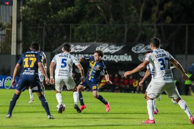 El extremo del Sportivo Trinidense, Tomás Rayer maneja el esférico ante la presencia de cercana de Diego "Mudo" Valdez, volante de Sportivo Ameliano.