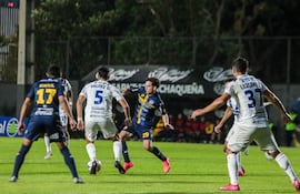 El extremo del Sportivo Trinidense, Tomás Rayer maneja el esférico ante la presencia de cercana de Diego "Mudo" Valdez, volante de Sportivo Ameliano.