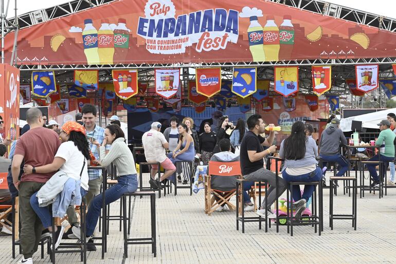 Cientos de personas se reunieron para disfrutar de las mejores empanadas del país. 