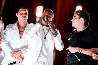 Fotografía cedida por Wilder Forero del compositor, cantante y acordeonista colombiano Omar Geles (c) durante el concierto de Silvestre Dangond (d) el 18 de mayo de 2024 en Bogotá (Colombia). El compositor, cantante y acordeonista colombiano Omar Geles, que integró con Miguel Morales la agrupación de música vallenata Los Diablitos, falleció este martes a los 57 años de edad, informaron medios locales. EFE/ Wilder Forero / SOLO USO EDITORIAL/ SOLO DISPONIBLE PARA ILUSTRAR LA NOTICIA QUE ACOMPAÑA (CRÉDITO OBLIGATORIO)