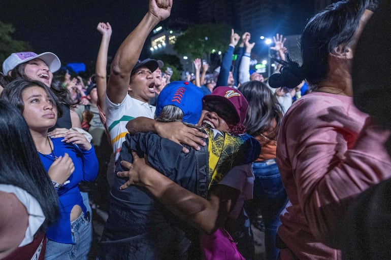 Aficionados venezolanos celebran la victoria de su selección nacional de béisbol en la final del Clásico Mundial de Béisbol 2026.