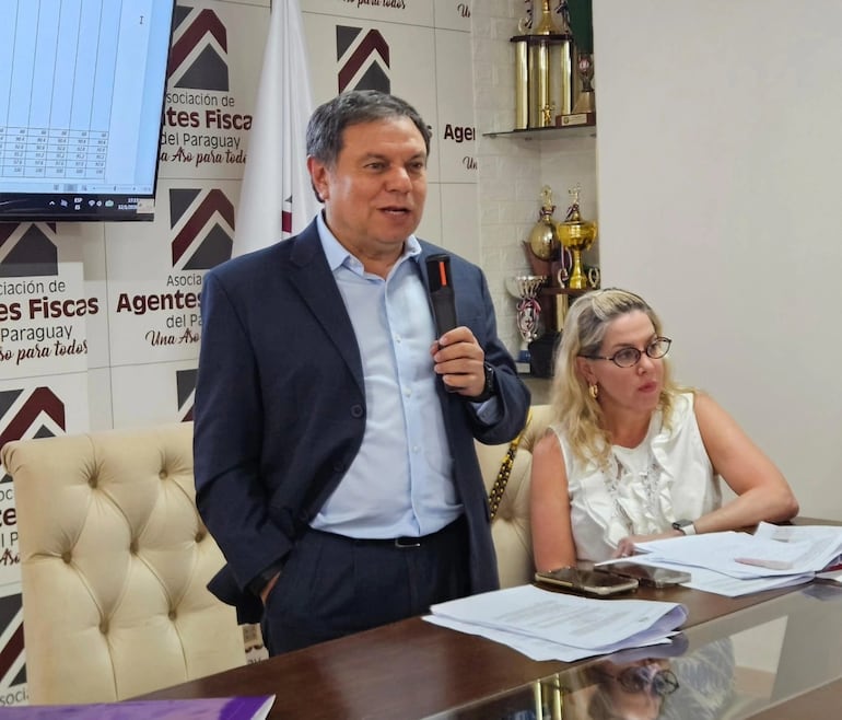 El fiscal adjunto Augusto Salas y la fiscala Belinda Bobadilla, presidente y vicepresidenta 1°, respectivamente, de la Asociación de Agentes Fiscales del Paraguay.