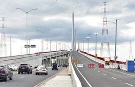 A los lados del Puente Héroes del Chaco se pueden ver las torres de alta tensión de la ANDE, que aseguran no representan peligro.